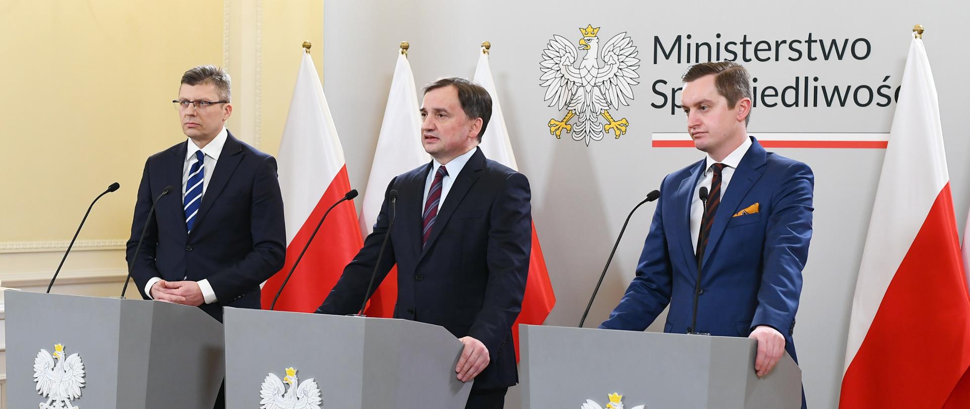 Wiceminister Marcin Warchoł, minister Zbigniew Ziobro, wicemister Sebastian Kaleta. 