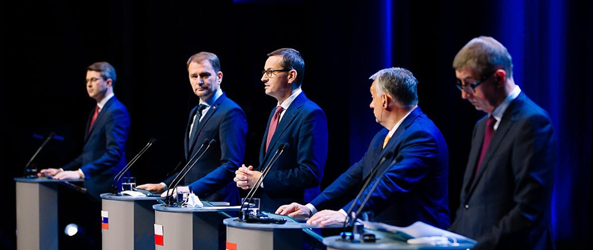 Premierzy Grupy Wyszehradzkiej w trakcie konferencji prasowej.