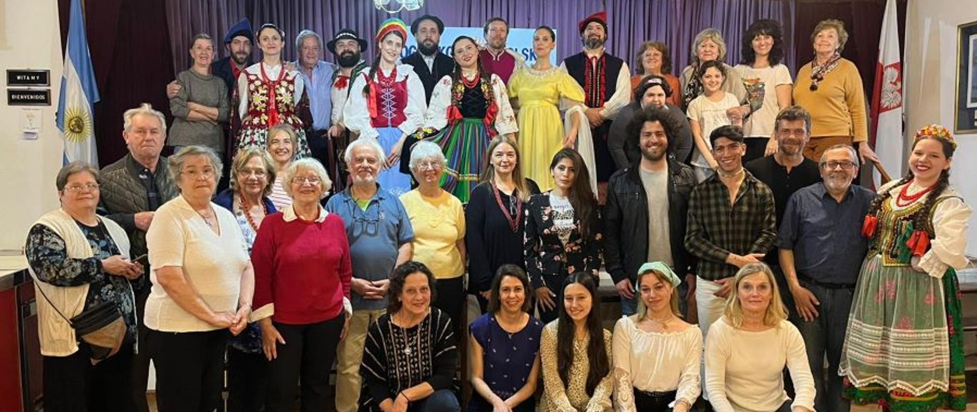 W Ognisku Polskim w Buenos Aires, grupa folklorystyczna „Nasz Balet” zaprezentowała pięć tańców narodowych, będących częścią polskiego dziedzictwa niematerialnego, wpisanego na prestiżową listę UNESCO. Tancerze i tancerki w strojach ludowych reprezentujących Łowicz, Kraków, Rzeszów, Kujawy i Podhale zatańczyli kujawiaka, mazurka, krakowiaka, oberka i poloneza. 