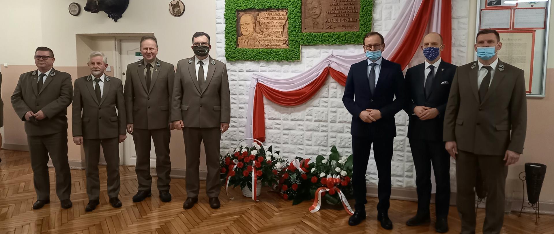 wiceminister klimatu i środowiska Edward Siarka i leśnicy z Regionalnej Dyrekcji Lasów Państwowych w Radomiu