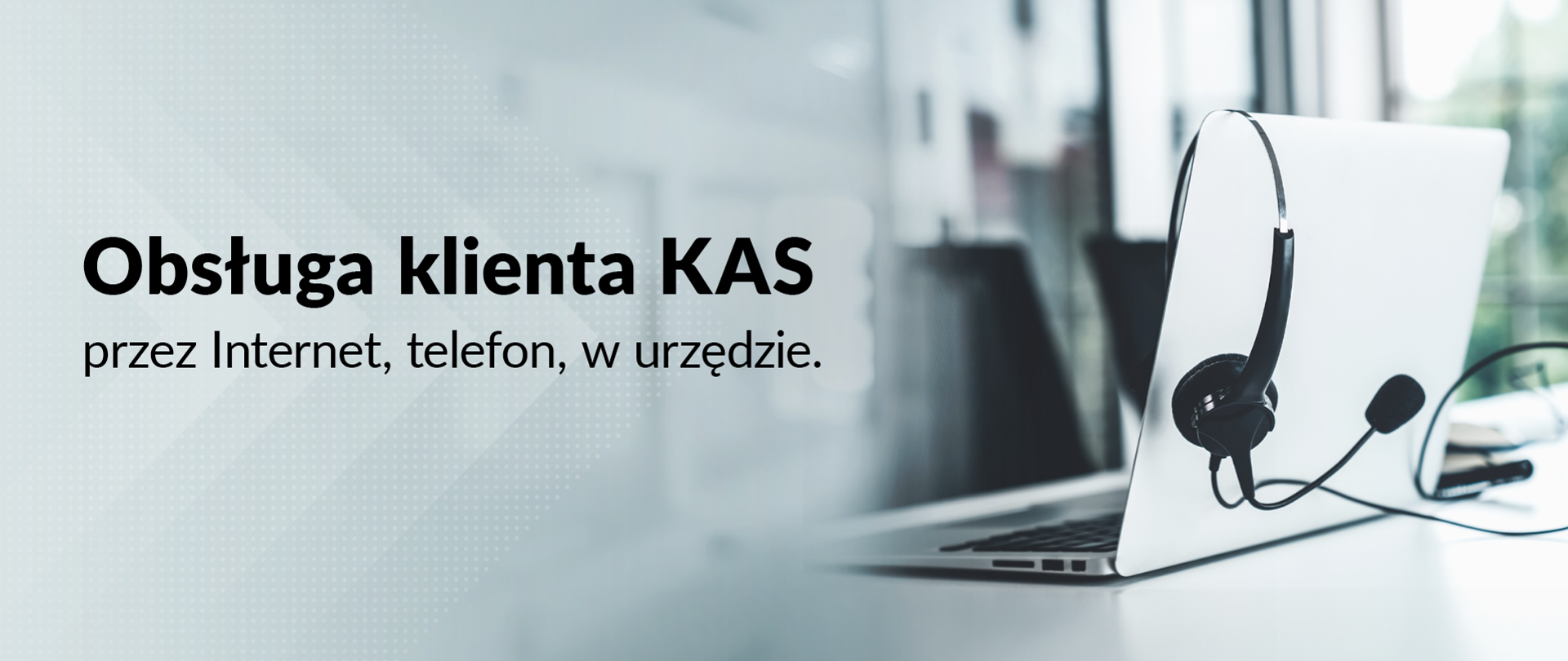 Laptop, na ekranie zawieszone są słuchawki z mikrofonem i napis obsługa klienta KAS przez Internet, telefon, w urzędzie