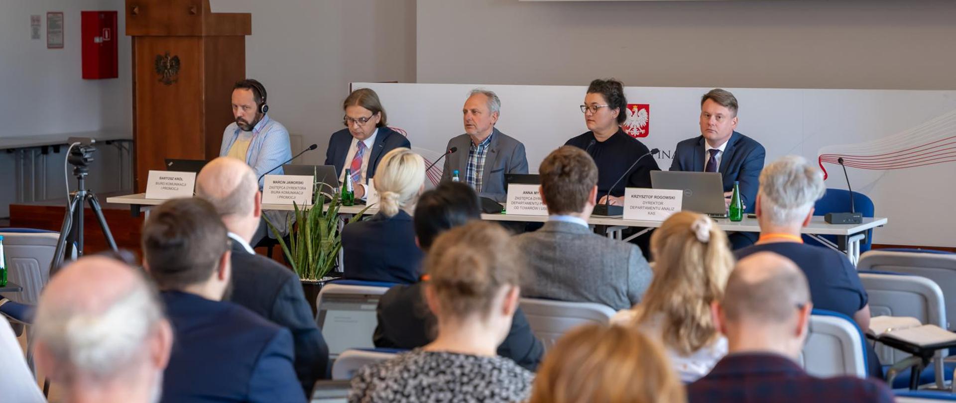 Przedstawiciele Ministerstwa Finansów i Krajowej Administracji Skarbowej na sali podczas konferencji.