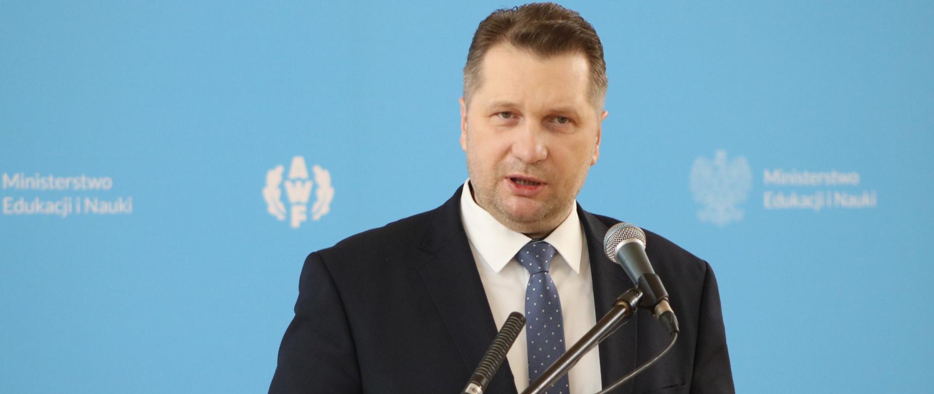 Przemawia minister Przemysław Czarnek, stoi przy mikrofonie.