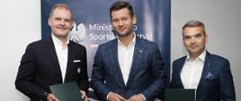 minister i wiceprezesi na tle rollup MSiT