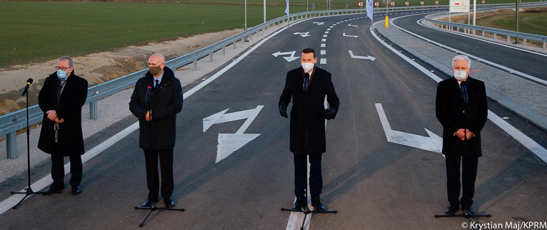 Widok na trwającą konferencję prasową.