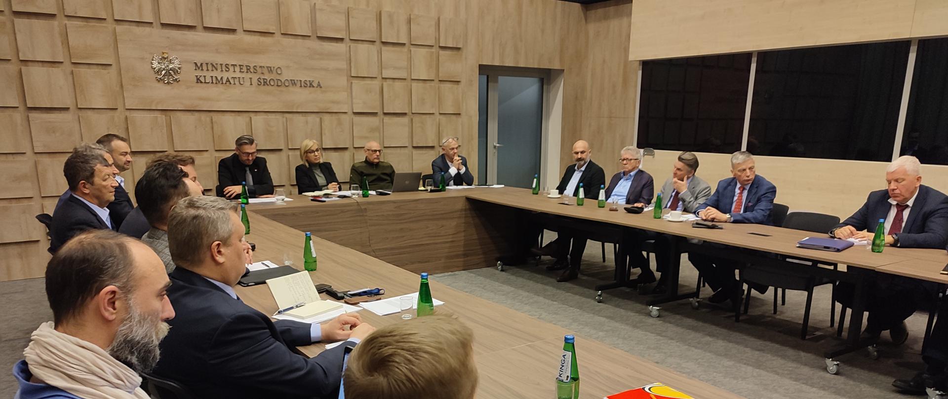 Pierwsze spotkanie w Ministerstwie Klimatu i Środowiska przedstawicieli przemysłu drzewnego z minister Pauliną Hennig-Kloską. 