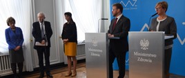 W spotkaniu z mediami wzięli udział także eksperci: prof. Ewa Helwich – konsultant krajowy w dziedzinie neonatologii, prof. Krzysztof Czajkowski – konsultant krajowy w dziedzinie położnictwa i ginekologii i Ewa Janiuk – położna, wiceprezes Naczelnej Izby Pielęgniarek i Położnych.