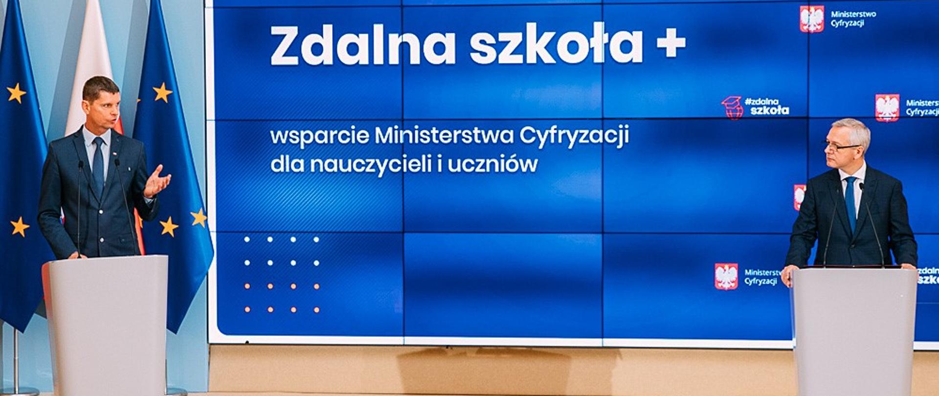 Minister Dariusz Piontkowski i minister Marek Zagórski podczas konferencji prasowej.