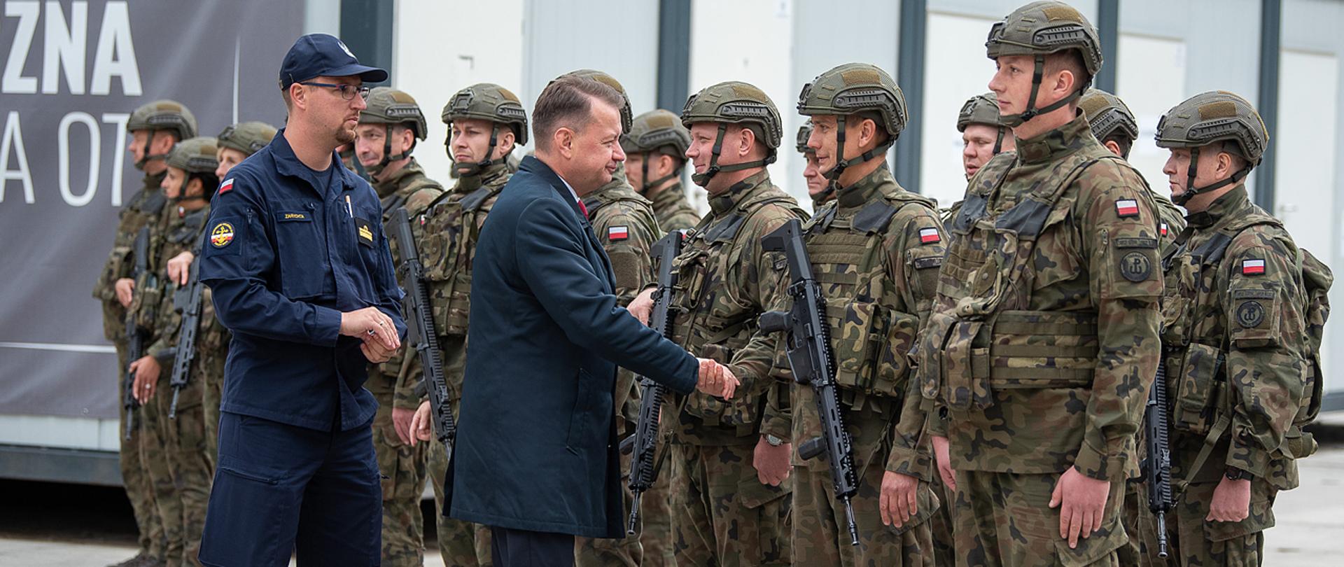 13 października 2023 r. w Warszawie, Mariusz Błaszczak, minister obrony narodowej spotkał się z żołnierzami 18. Stołecznej Brygady Obrony Terytorialnej, powracającymi ze służby na granicy Polski z Białorusią. Fot. Maciej Nędzyński/CO MON