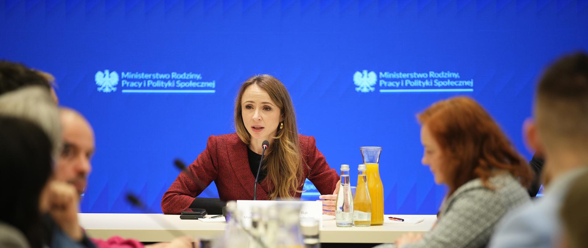 Rodziny zastępcze z dodatkowym wsparciem. Ministra Dziemianowicz-Bąk: „Naszym celem jest dobro dzieci i dobro rodzin, które otaczają te dzieci opieką”
