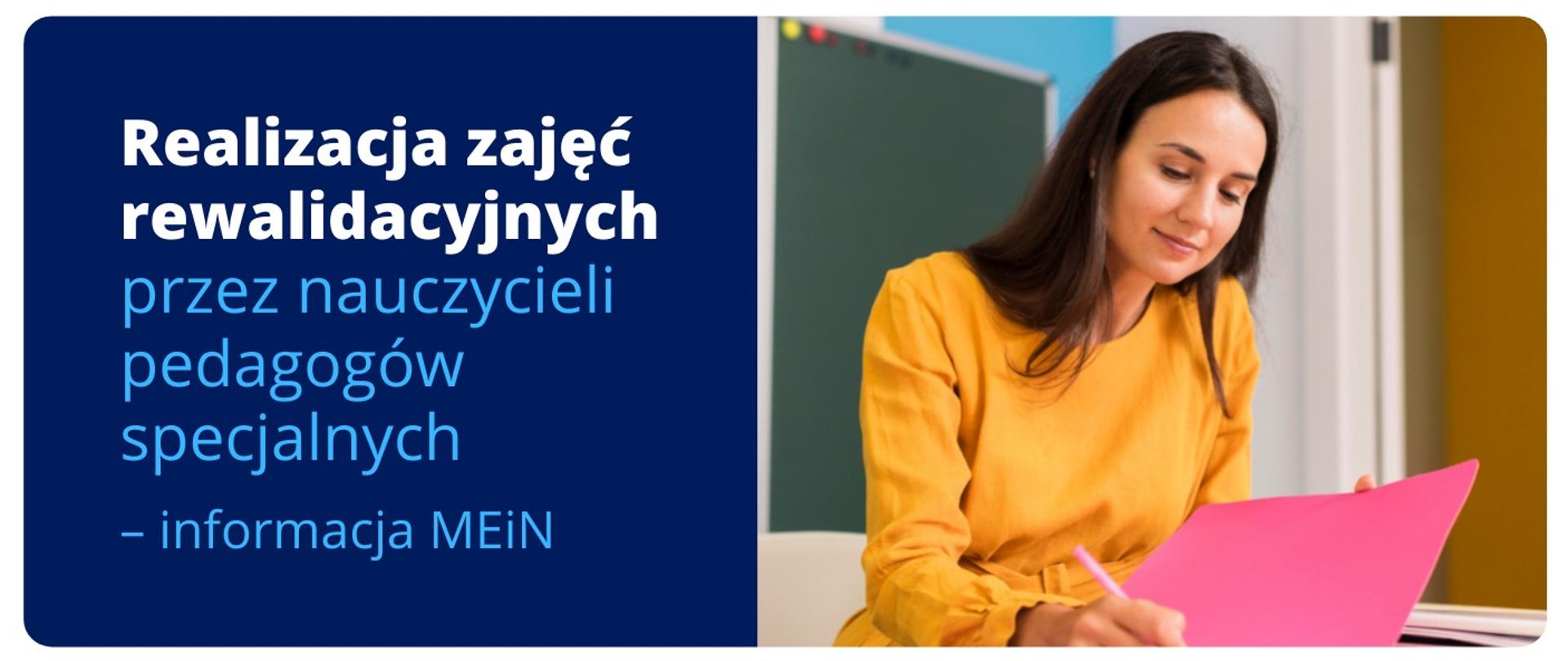 Uśmiechnięta kobieta w żółtej bluzce pisze na różowej kartce 