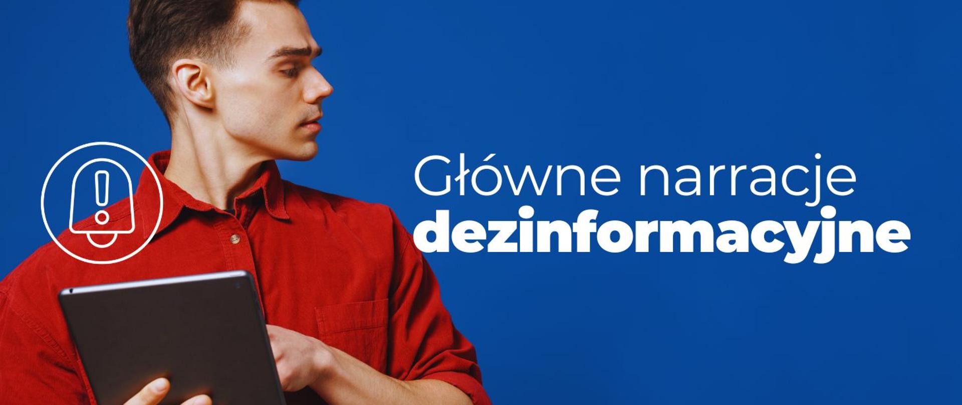 na zdjęciu widnieje mężczyzna w czerwonej koszuli, trzymający w ręku czarny notes. Po prawej stronie baneru widnieje napis: Główne narracje dezinformacyjne. 