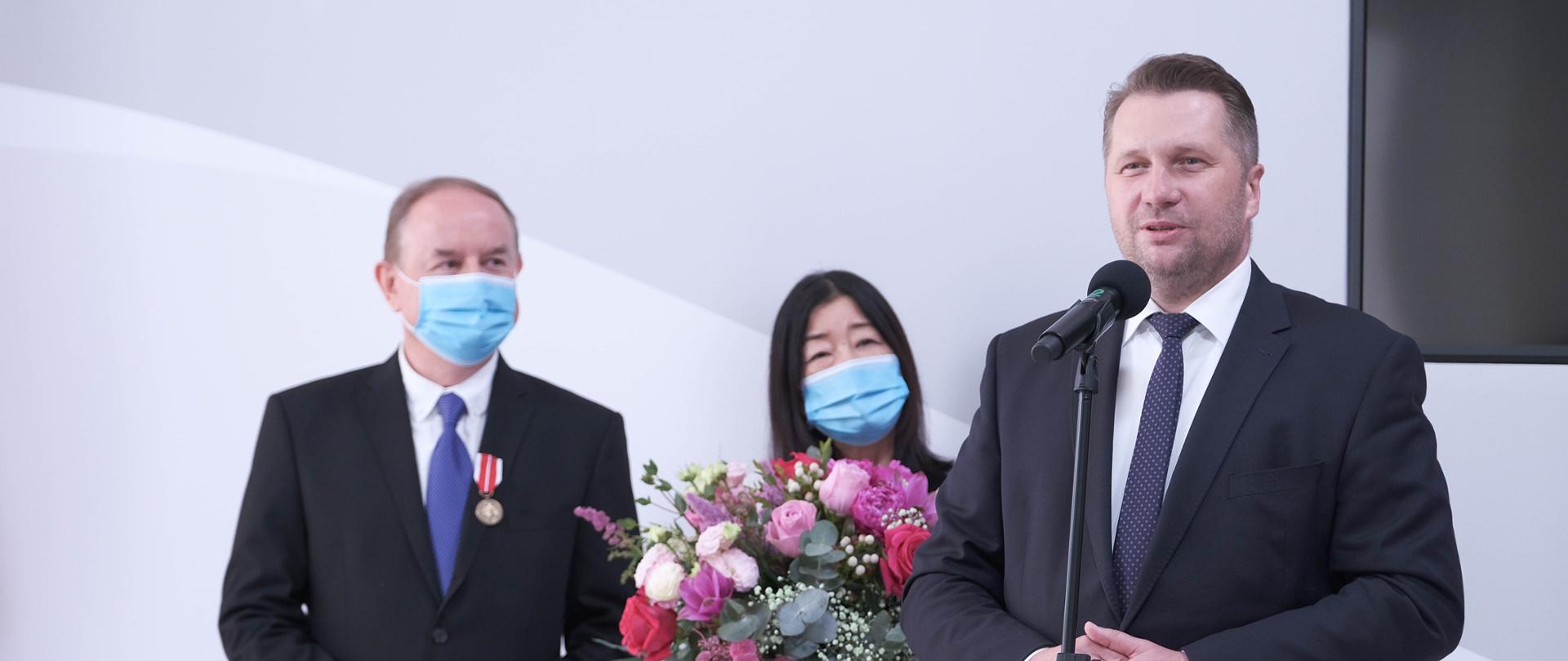 Minister Edukacji i Nauki Przemysław Czarnek przemawia podczas uroczystości wręczenia medali Komisji Edukacji Narodowej za szczególne zasługi dla rozwoju oświaty i wychowania Pani Tomoko Mack- Brzozowski oraz Panu Kazimierzowi Brzozowskiemu.