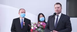 Minister Edukacji i Nauki Przemysław Czarnek przemawia podczas uroczystości wręczenia medali Komisji Edukacji Narodowej za szczególne zasługi dla rozwoju oświaty i wychowania Pani Tomoko Mack- Brzozowski oraz Panu Kazimierzowi Brzozowskiemu.