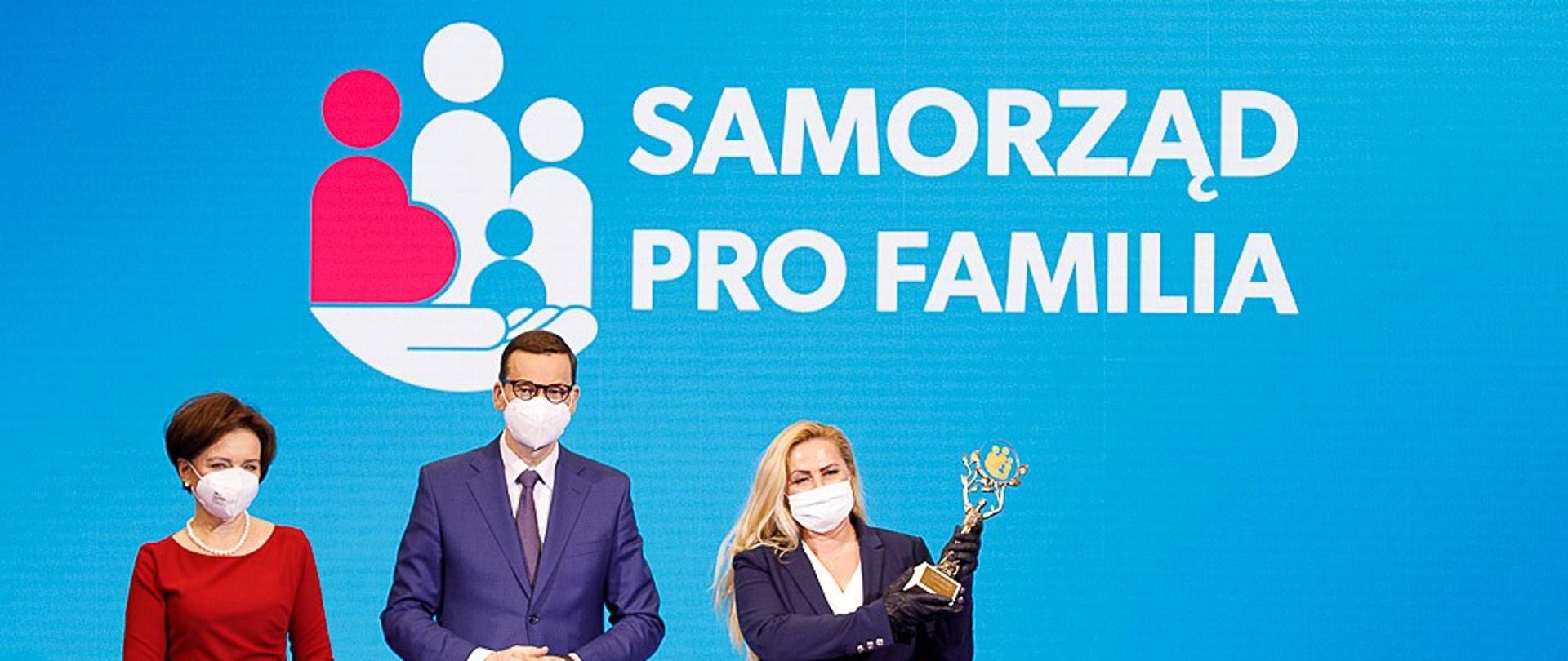 Marlena Maląg, premier Mateusz Morawiecki oraz nagrodzeni odbierają nagrodę.