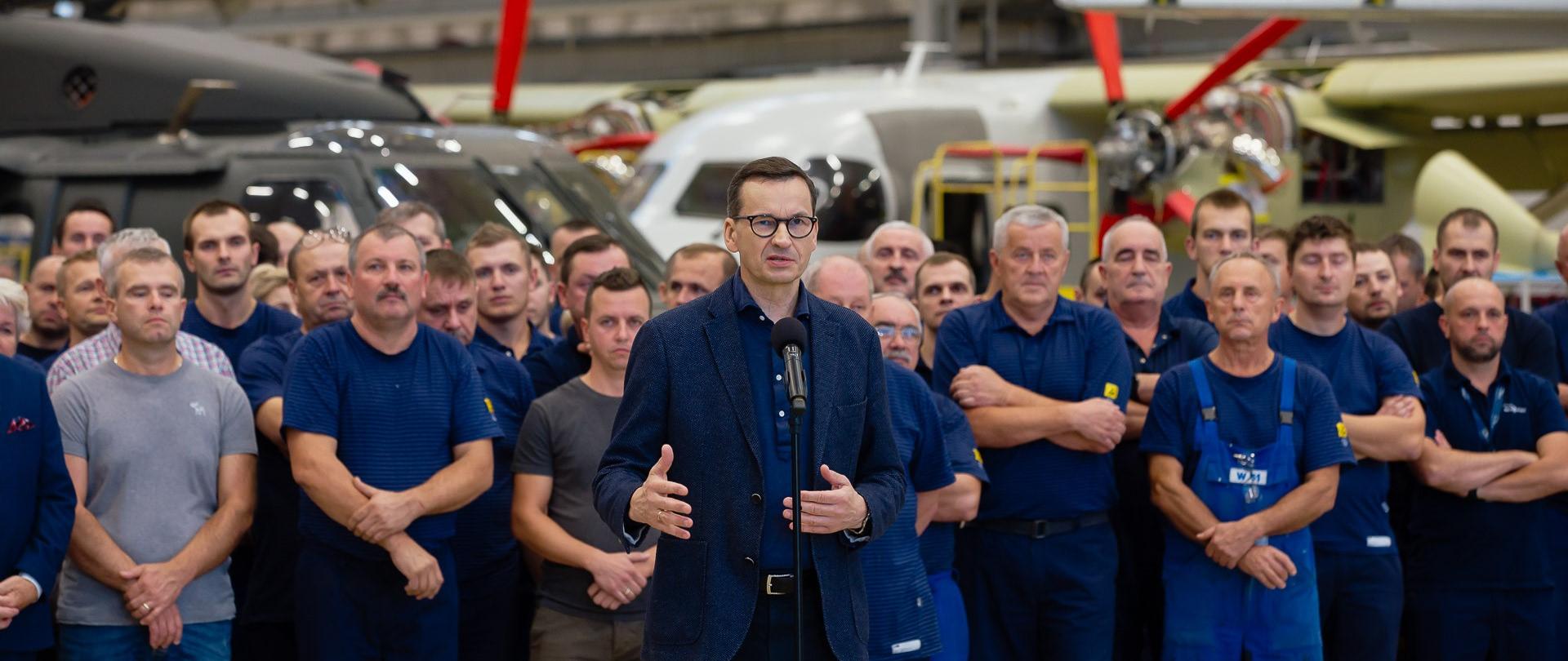 Premier Mateusz Morawiecki podczas wizyty w PZL Mielec