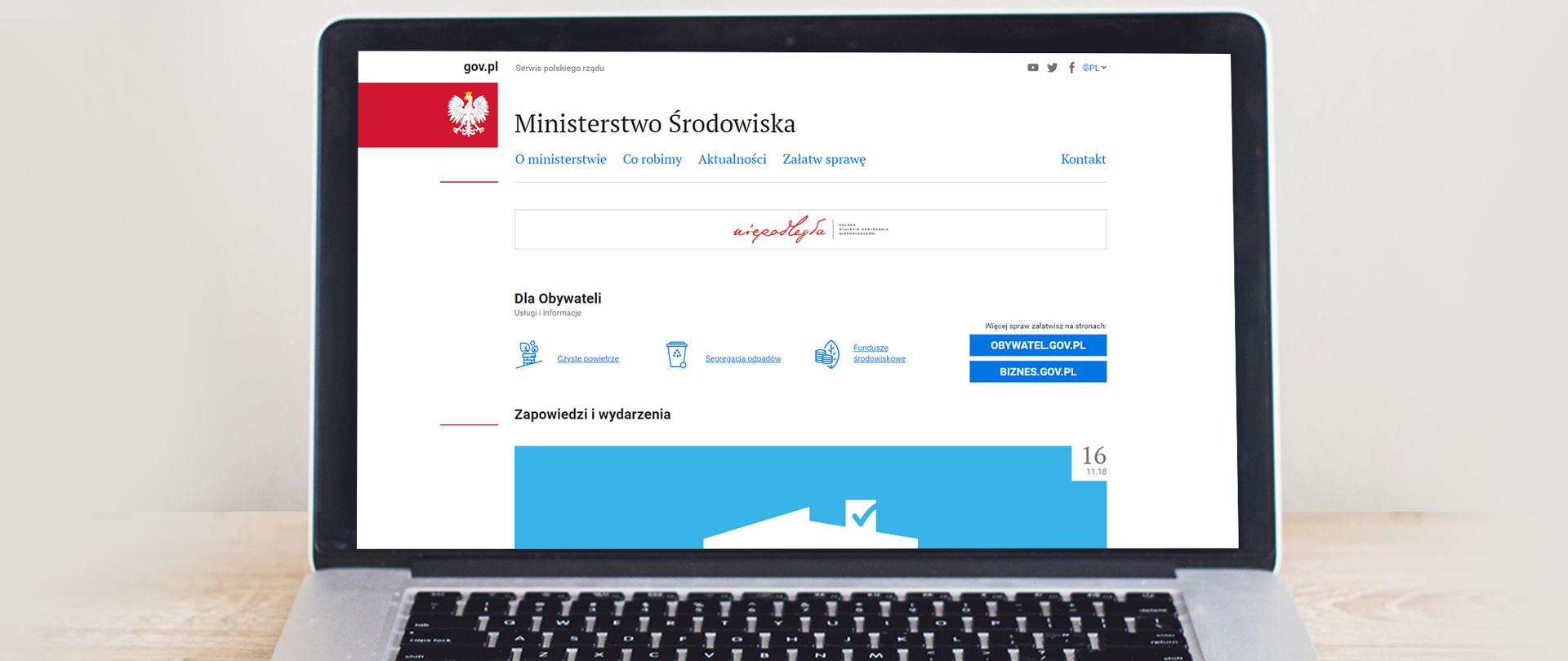 Zdjęcie prezentujące ekran laptopa, na którym jest widoczna strona główna witryny Ministerstwa Środowiska