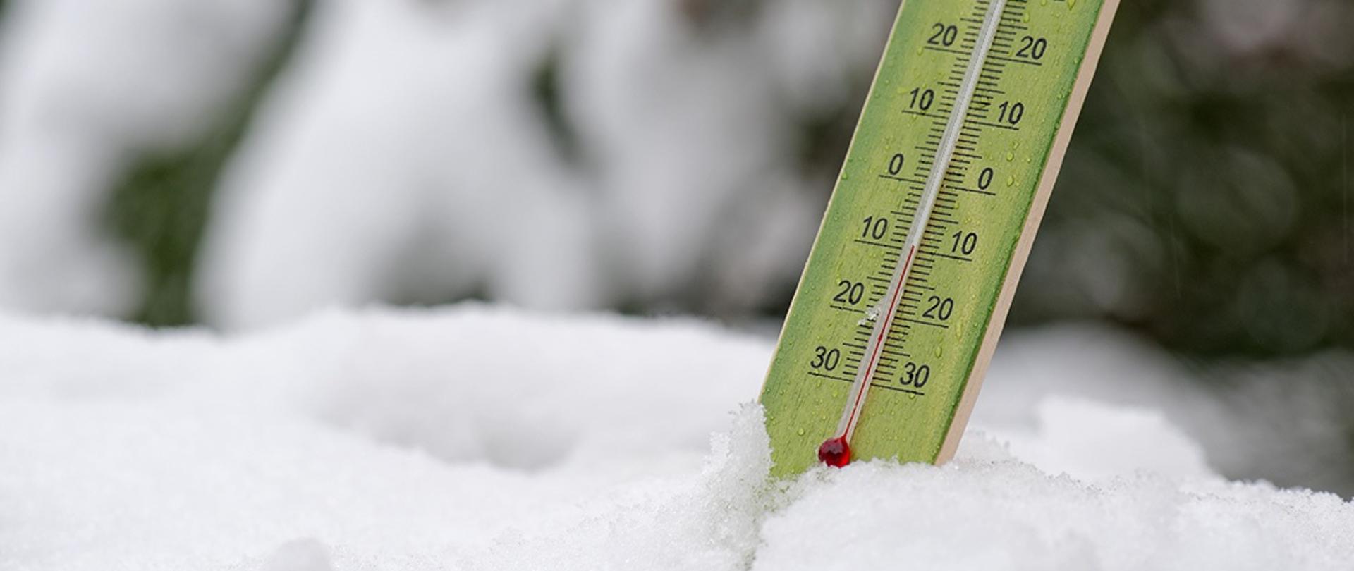 Termometr wskazujący -10'C wbity w śnieg.