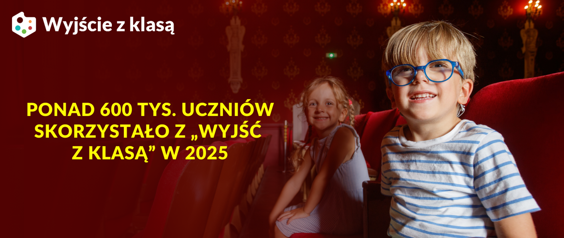 grafika uśmiechniętych dzieci siedzących w fotelach w sali kinowej lub teatralnej o czerwonym wystroju. Na pierwszym planie chłopiec w okularach i pasiastej koszulce, w tle dziewczynka. W lewym górnym rogu biały logotyp i napis „Wyjście z klasą”. Po lewej stronie duży żółty napis: „PONAD 600 TYS. UCZNIÓW SKORZYSTAŁO Z „WYJŚĆ Z KLASĄ” W 2025”.