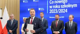 Konferencja prasowa z udziałem ministra Przemysława Czarnka i kierownictwa MEiN. Do mikrofonu przemawia minister Czarnek za nim stoją od lewej wiceministrowie: Wojciech Murdzek, Marzena Machałek, Dariusz Piontkowski, Tomasz Rzymkowski, Włodzimierz Bernacki.