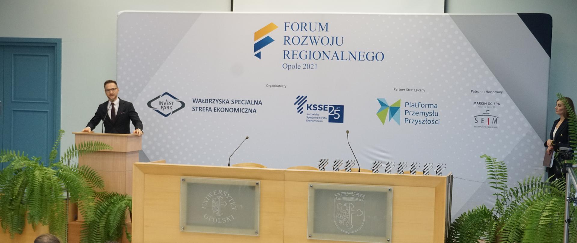 Minister Buda przemawia na mównicy, w tle banner Forum Rozwoju Regionalnego 