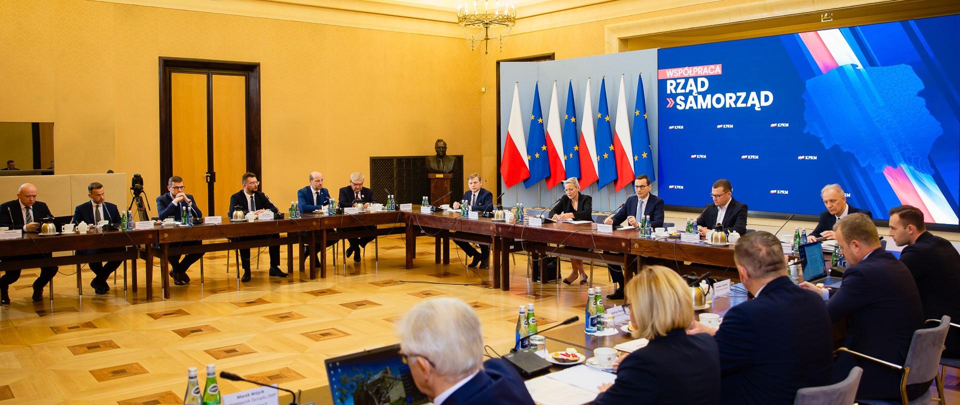 Premier Mateusz Morawiecki, Minister - członek Rady Ministrów Włodzimierz Tomaszewski i sekretarz stanu w MSWIA Paweł Szefernaker podczas spotkania z samorządowcami w KPRM.