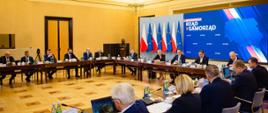 Premier Mateusz Morawiecki, Minister - członek Rady Ministrów Włodzimierz Tomaszewski i sekretarz stanu w MSWIA Paweł Szefernaker podczas spotkania z samorządowcami w KPRM.