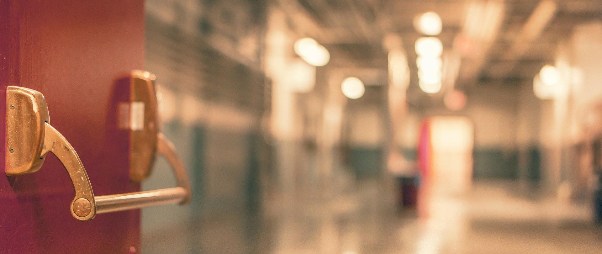Zdjęcie czerwonych drzwi szpitalnych
