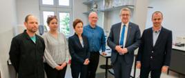 Zdjęcie zbiorowe uczestników wizyty.
