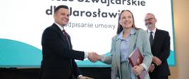 Na zdjęciu minister funduszy i polityki regionalnej Katarzyna Pełczyńska-Nałęcz w towarzystwie innych uczestników konferencji