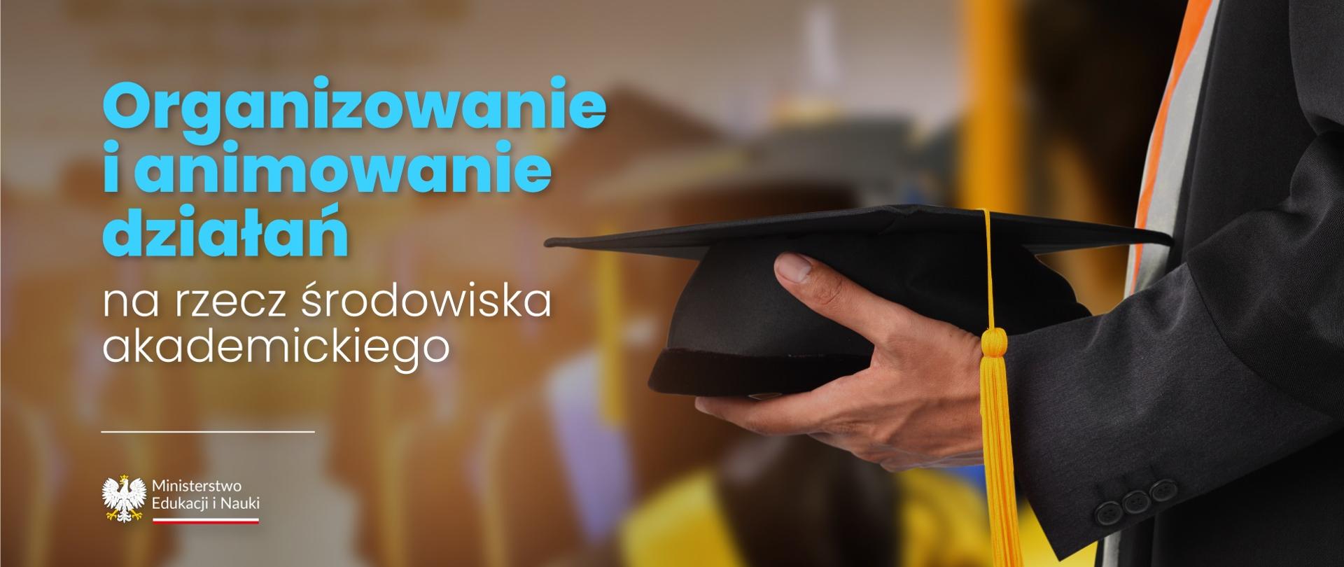 Grafika - człowiek trzymający studencką czapkę i napis Organizowanie i animowanie działań na rzecz środowiska akademickiego.