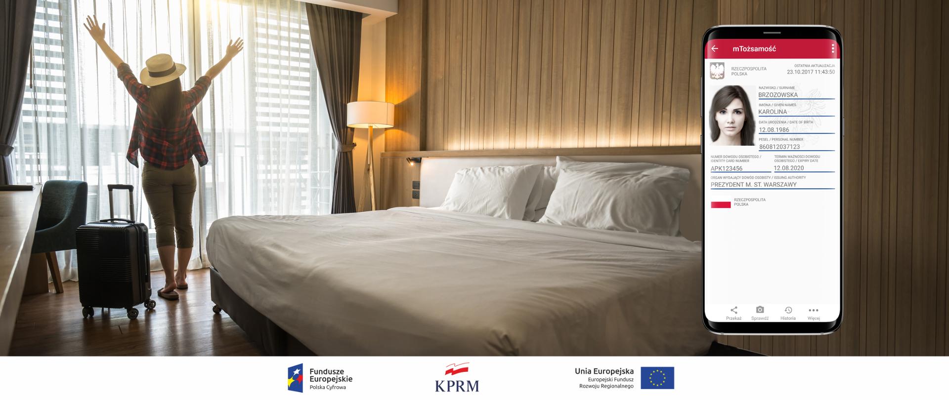 Zdjęcie - kobieta w pokoju hotelowym, stoi przy oknie (ujęcie tyłem), unosi ręce w radosnym geście. Na pierwszym planie - łóżko. Z prawej strony grafika z ekranem smartfona, na którym widoczna jest aplikacja mObywatel.