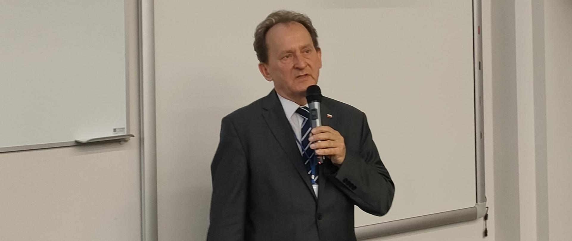 Wiceminister Włodzimierz Bernacki przemawia w czasie uroczystego otwarcia konferencji naukowej 