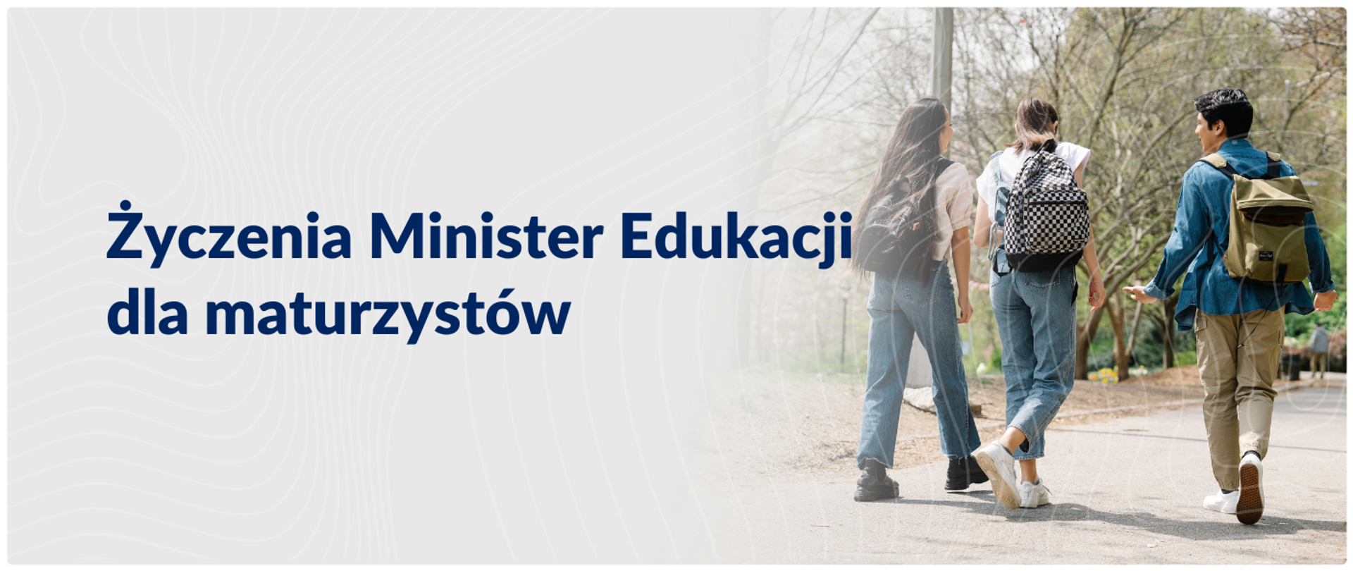 Życzenia Minister Edukacji dla maturzystów to napis widniejący po lewej stronie grafiki. Po prawej widać 3 uczniów którzy idą z plecakami na plecach w stronę parku.