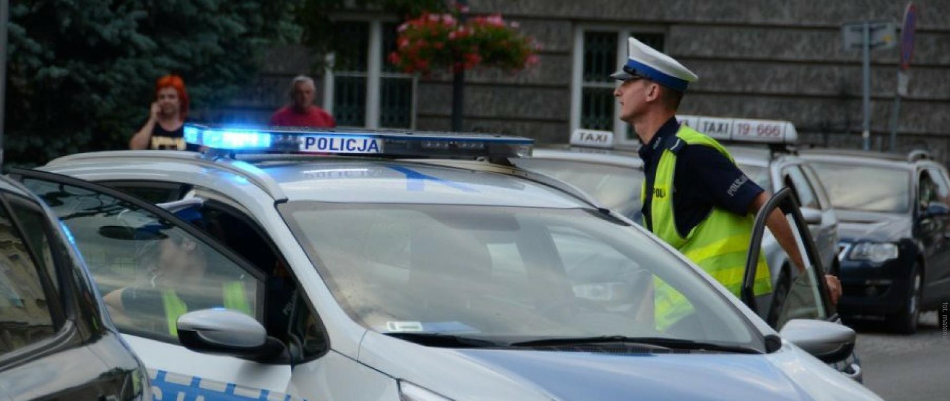 Policjant wysiadający z radiowozu