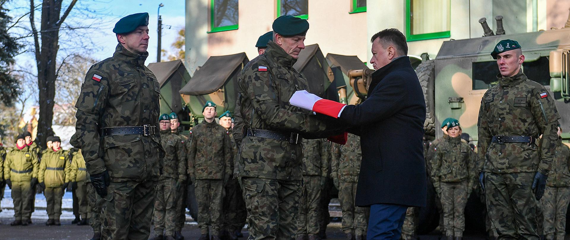 4 grudnia 2023 r. w Augustowie, Mariusz Błaszczak, minister obrony narodowej spotkał się z żołnierzami 1. Batalionu Saperów z 15. Brygady Zmechanizowanej. Fot. st. kpr. Wojciech Król/CO MON