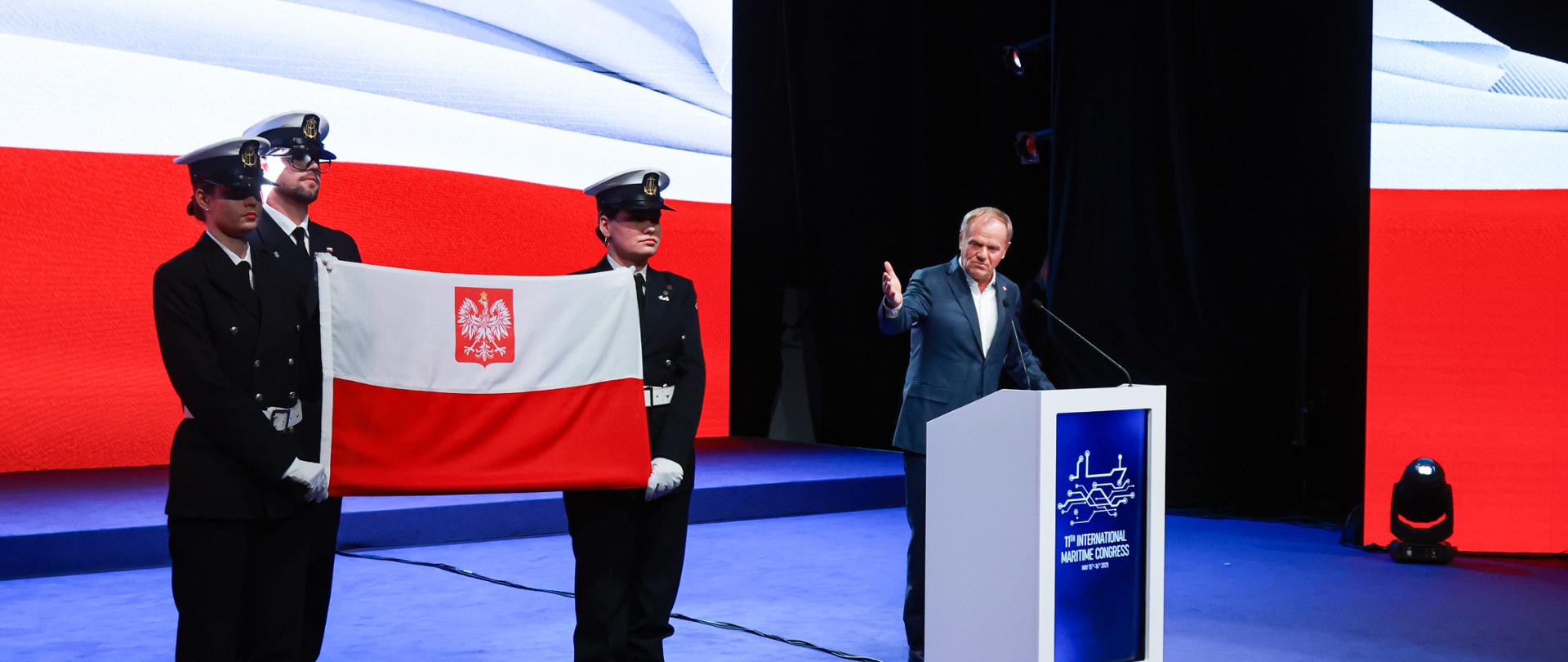 Premier Donald Tusk i polska bandera