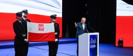 Premier Donald Tusk i polska bandera