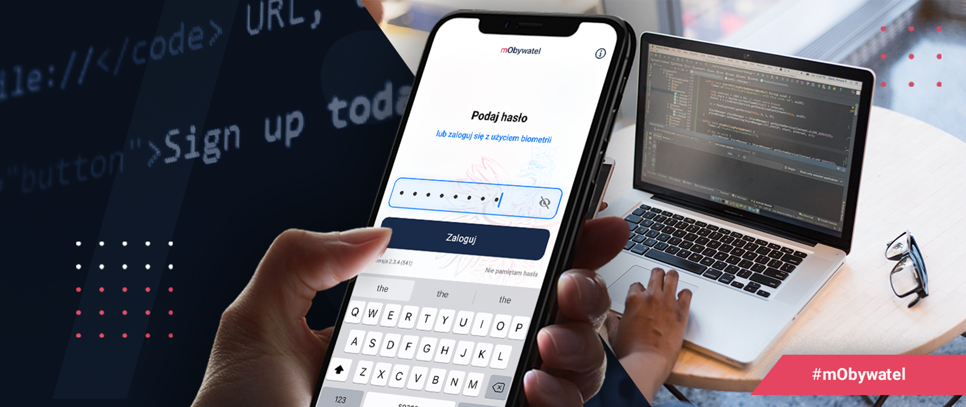 Zdjęcie - na pierwszym planie dłoń trzymająca smartfona, na ekranie telefonu widok logowania do aplikacji mObywatel. Na drugim planie laptop - na ekranie komputera prace programistyczne.