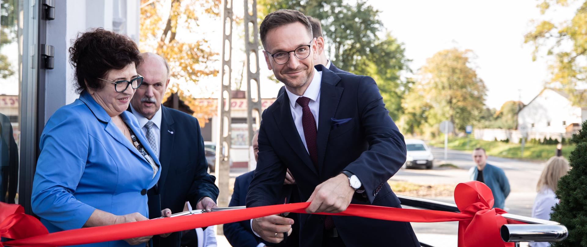 wiceminister Waldemar Buda przecina wstęgę