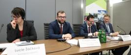 przy stale siedzą uczestnicy spotkania, do mikrofonu mówi wiceminister Grzegorz Puda
