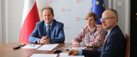 Spotkanie wiceministra Włodzimierza Bernackiego z Dyrektor Generalną Europejskiego Laboratorium Biologii Molekularnej. W tle flaga Polski i Unii Europejskiej.