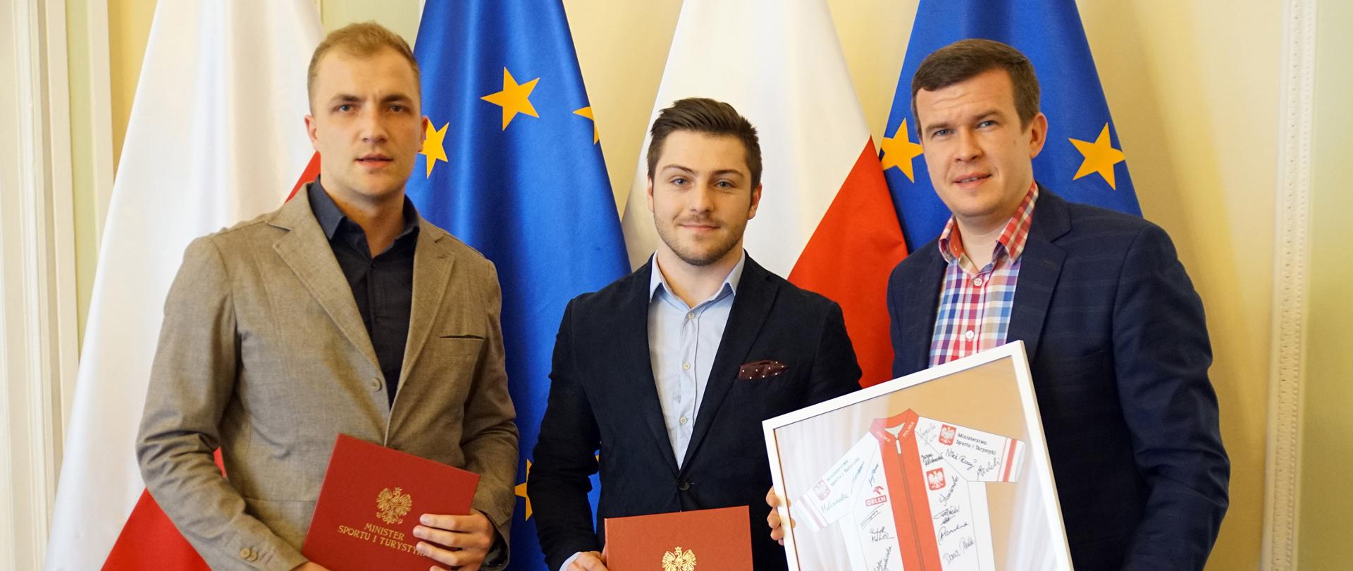 Minister gratuluje medaliście