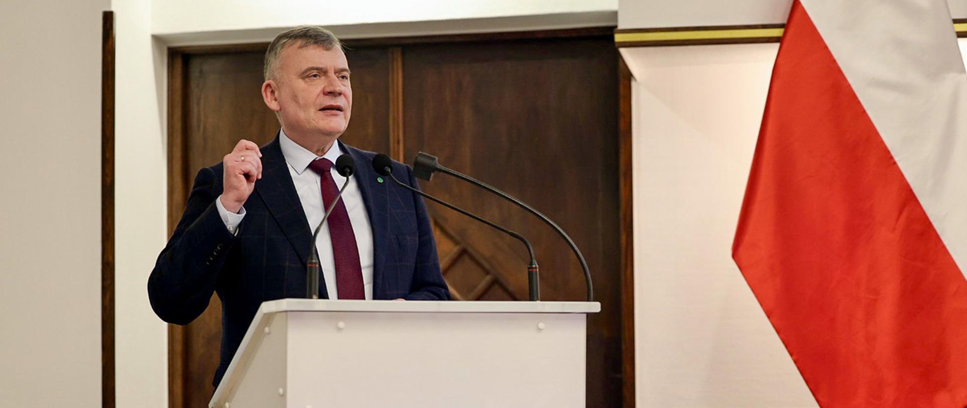 11 marca 2025 r., w Centrom Konferencyjnym MON w Warszawie odbyła się konferencja szkoleniowa z udziałem przedstawicieli Organów Zarządzających przedsiębiorców, realizujących zadania na rzecz Sił Zbrojnych Rzeczypospolitej Polskiej, a także zadania szczególnie ważne dla bezpieczeństwa i obronności państwa. Wydarzenie otworzył wiceminister obrony narodowej Paweł Bejda, podkreślając znaczenie współpracy między resortem obrony a przedsiębiorcami w kontekście rosnących wyzwań bezpieczeństwa.
