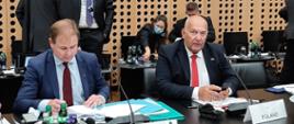 Po prawej stronie minister Tadeusz Kościński a po lewej delegat Dani