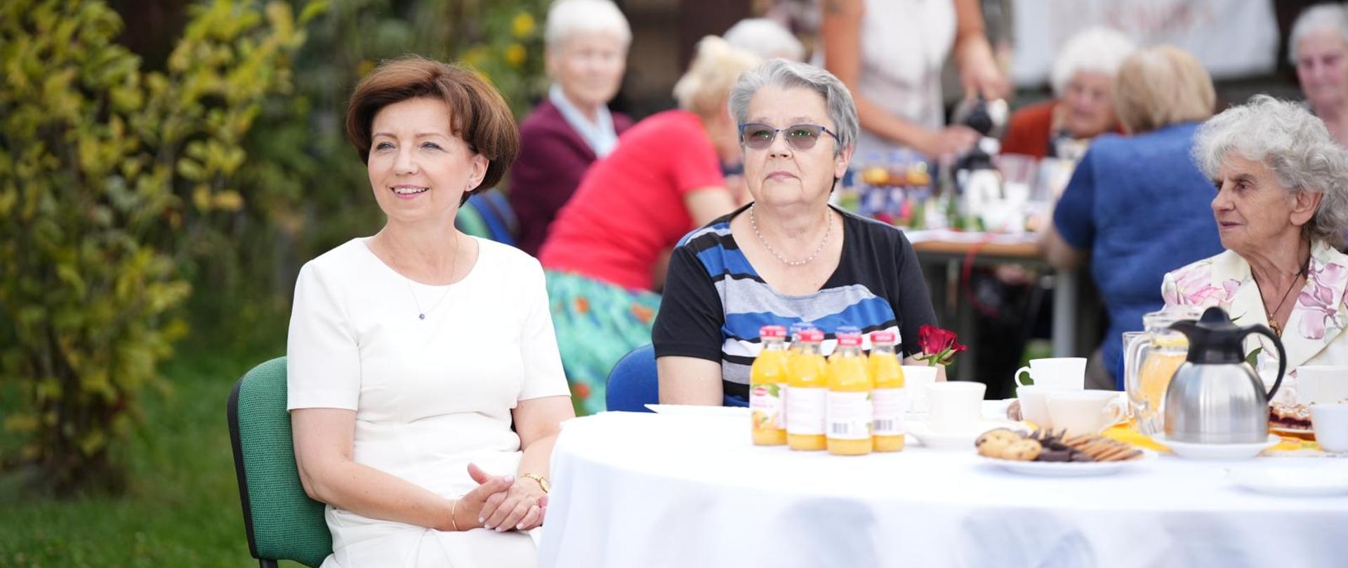 Minister_Marlena_Maląg_z_seniorami
