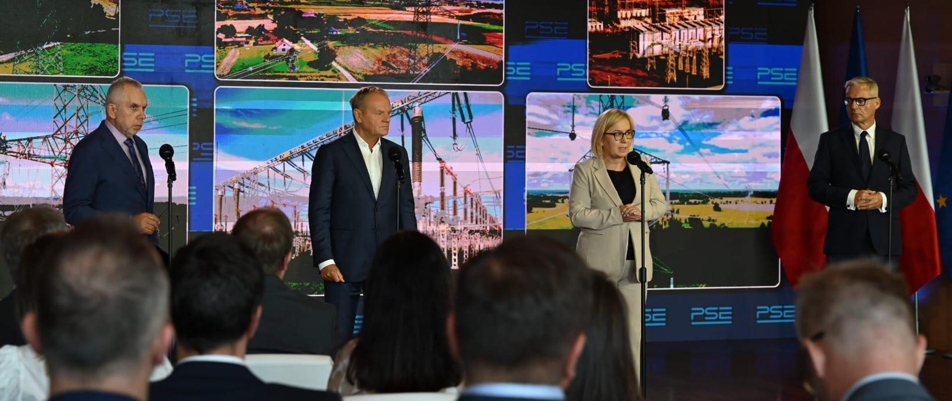 Premier Donald Tusk, ministra klimatu i środowiska Paulina Hennig-Kloska, prezes Polskich Sieci Elektroenergetycznych Grzegorz Onichimowski oraz Wojciech Wrochna, Pełnomocnika Rządu do Spraw Strategicznej Infrastruktury Energetycznej i Sekretarza Stanu w Ministerstwie Przemysłu na wspólnej konferencji prasowej
