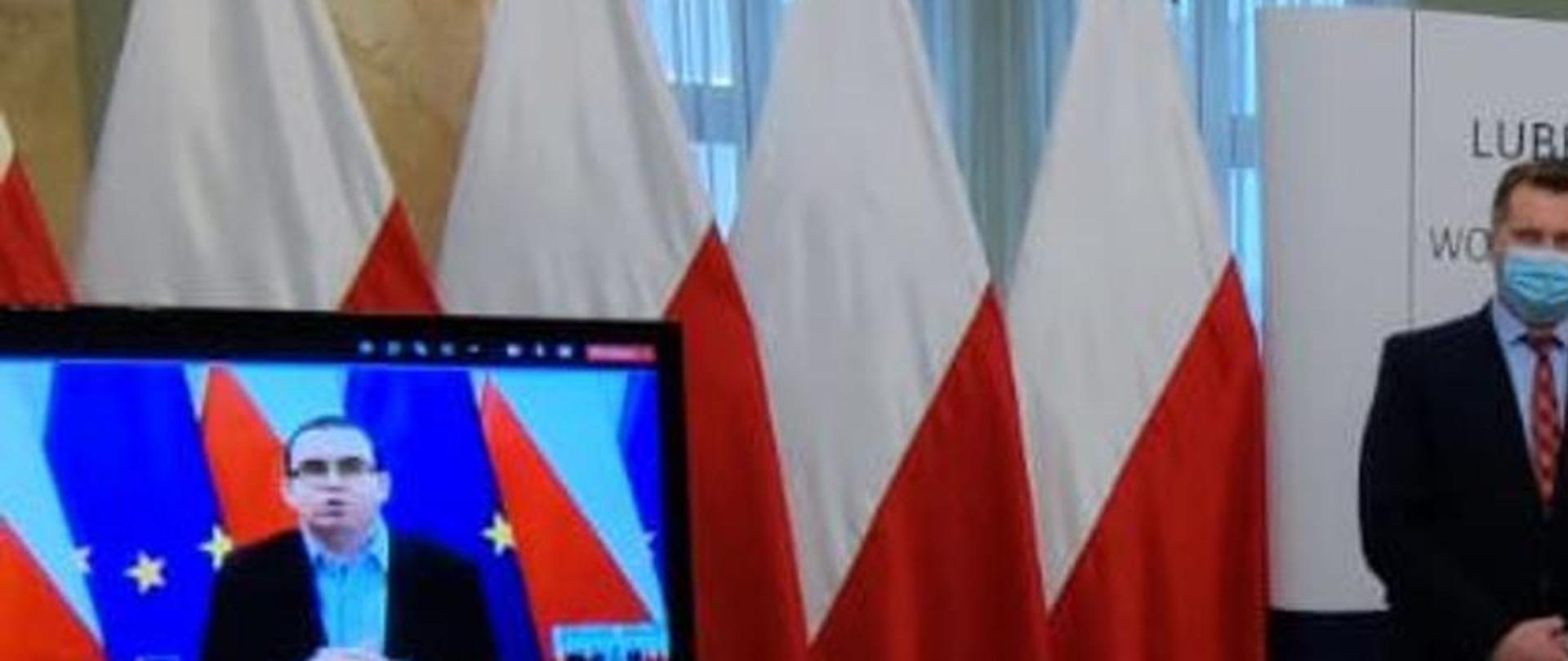 konferencja z udziałem ministra Przemysława Czarnka na której stoją inni uczestnicy spotkania 
