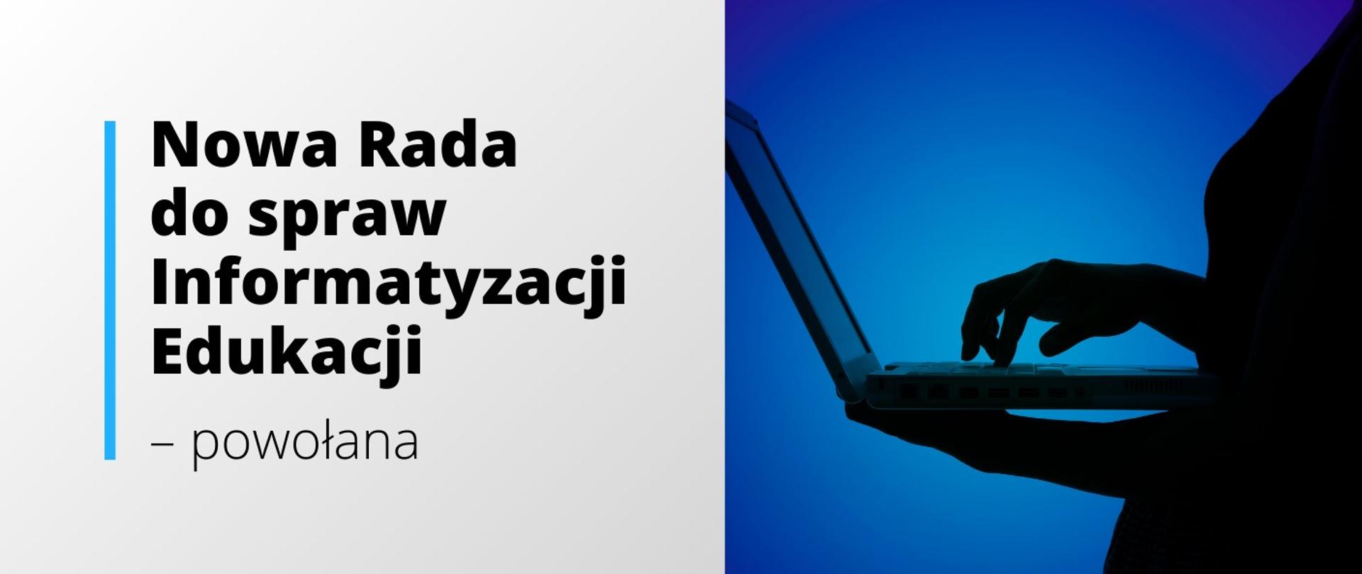 Minister Barbara Nowacka powołała Radę do spraw Informatyzacji Edukacji. Grafika przedstawia po lewej stronie napis czarny na lekko szarym tle o treści. Nowa Rada do spraw Informatyzacji Edukacji - powołana. Po prawej stronie osoba trzyma laptop i naciska guzik na klawiaturze
