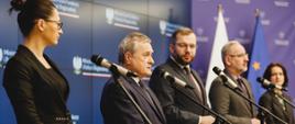 Konferencja prasowa w sprawie podpisania porozumienia w sprawie realizacji wybranych zadań z programu Fundusze Europejskie na Infrastrukturę, Klimat, Środowisko 2021–2027, od lewej stoją: wiceminister klimatu i środowiska Małgorzata Golińska, minister kultury i dziedzictwa narodowego Piotr Gliński, minister funduszy i polityki regionalnej Grzegorz Puda, minister zdrowia Adam Niedzielski oraz dyrektor Centrum Unijnych Projektów Transportowych Joanna Lech